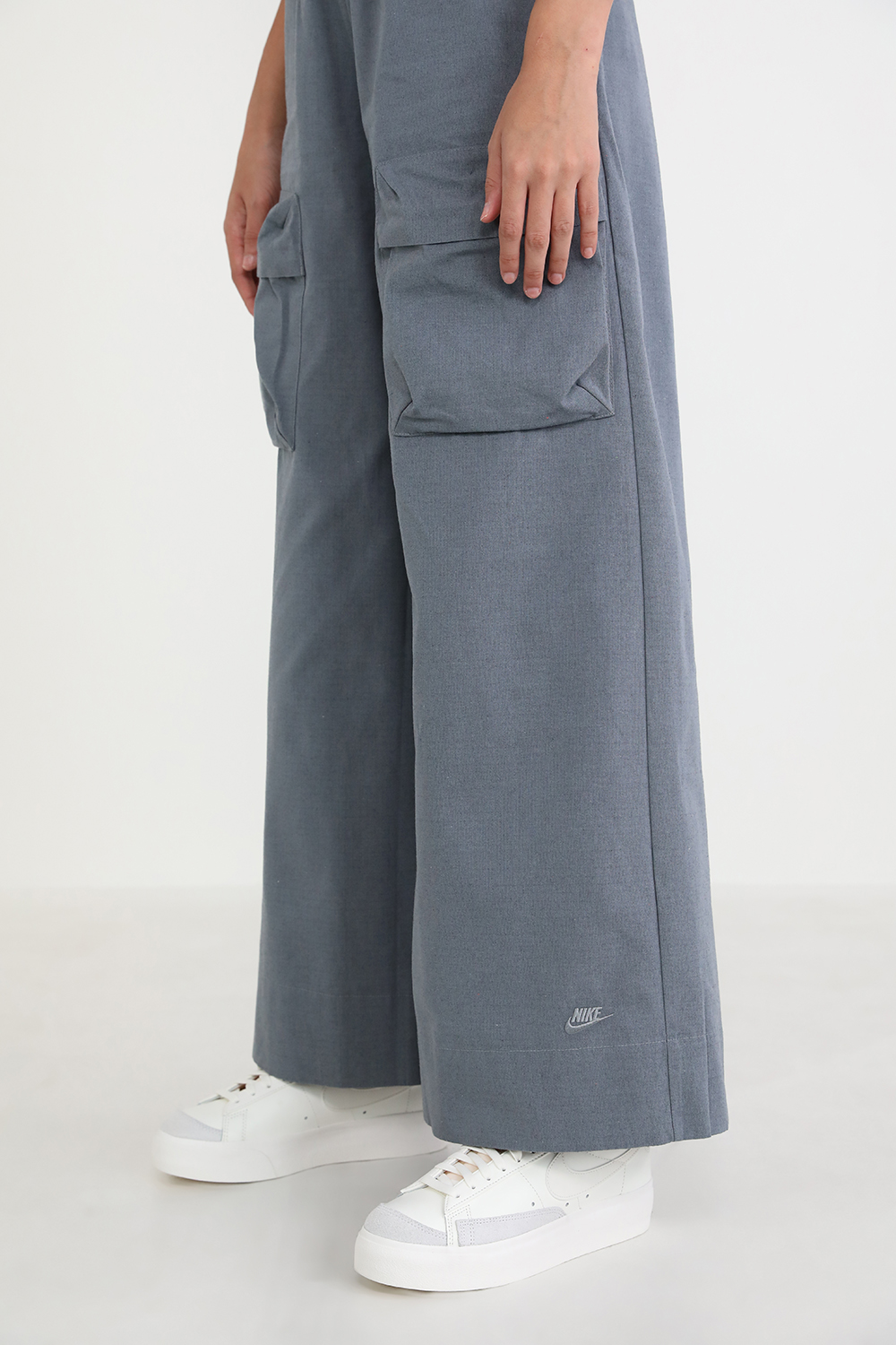 תמונת כל הלוק של נעלי סניקרס